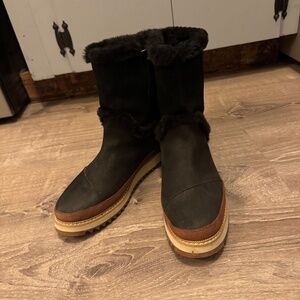 Tom’s Women’s Makenna Faux Fur Lined Water Resistant Leather Boots